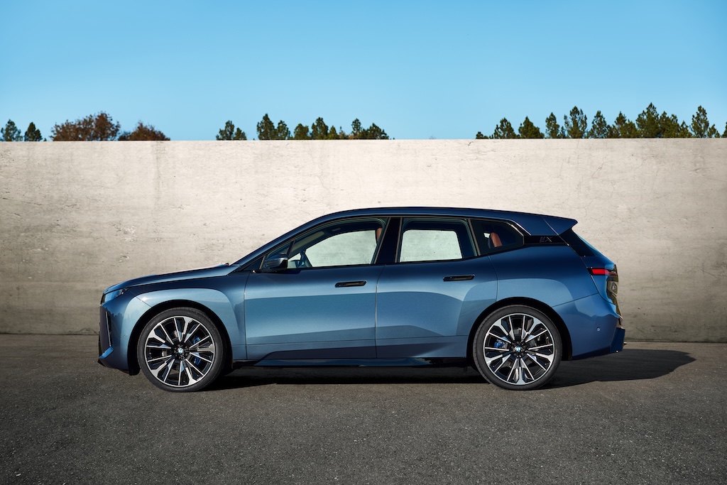 BMW iX xDrive60 i farven Arctic Race Blue.
(Foto: BMW AG)